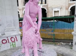 Теперь фонтан с ветхозаветным богатырем Самсоном на Контрактовой площади щеголяет свежей краской - но пользователи Сети возмущены