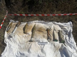 В зоне ООС пограничники обнаружили арсенал боеприпасов