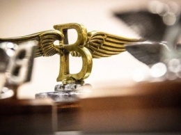 Bentley Flying Spur получил обновленную эмблему марки