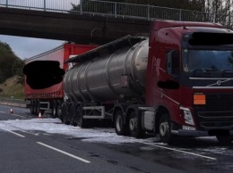 В Британии цистерна с джином на 32 тыс. литров попала в аварию и залила трассу