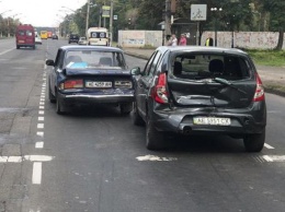 На Днепровском шоссе в Кривом Роге грузовик врезался на светофоре в два легковых автомобиля (фото)