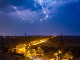 Запорожские фотографы сняли первую осеннюю грозу