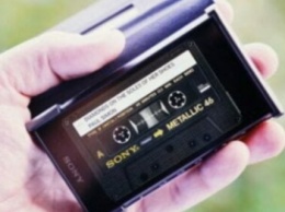 Sony выпустил новый Walkman. Он имитирует кассетный плеер: видео