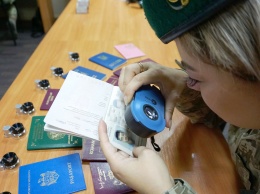 На украинско-польской границе мужчина и женщина с "сувенирными" паспортами пытались вывезти ребенка