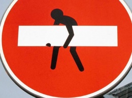 Житель Запорожья нес дорожный знак на металлолом (ФОТО)