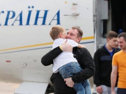 Слезы радости и объятия: как украинских пленных встречали дома (фото)