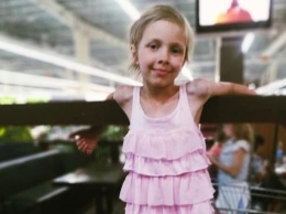 Жителей Николаева просят помочь девочке, которая упала с 3-хметровой высоты и сломала шею