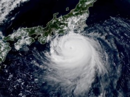 На Японию обрушился тайфун "Факсай": отменены сотни авиарейсов и поездов