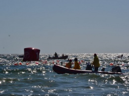 Борьба с волнами, чиновники-пловцы и отважные дети: на одесском Ланжероне провели второй день Oceanman-2019