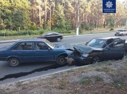 В Харькове не поделили дорогу два легковых автомобиля: один из водителей в больнице, - ФОТО