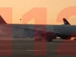 В России загорелся самолет с пассажирами (видео)