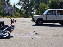 В Днепре на Передовой столкнулись ВАЗ и мотоцикл: мужчину забрала скорая