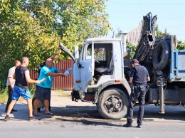 В Днепре на улице Передовой столкнулись ВАЗ с мотоциклом и загорелся КАМАЗ