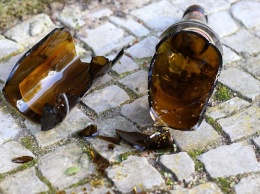 Будьте осторожны: в Днепре людям на головы летят бутылки и мусор