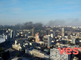 В центре Киева пожар - "Олимпийскую" окутало черным дымом