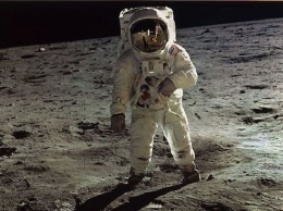 Метрополитен представляет выставку "Муза Аполлона. Луна в эпоху фотографии" (фото)
