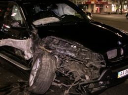 В центре Киева BMW X5 смял Volkswagen и столкнул между собой два такси