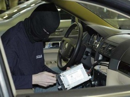 В традициях 90-х годов: в Чернигове из машины украли магнитолу