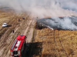 Военный полигон под Харьковом начали тушить пожарными танками