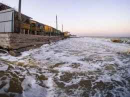 В Кирилловке бушующее море смывает пляжи (видео, фото)