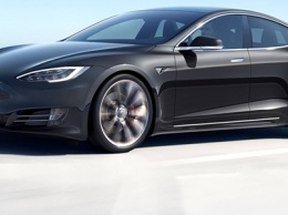 Водителей Tesla все чаще ловят спящими, пока электрокар едет на автопилоте