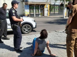 В Павлограде прямо на проезжей части отдыхала голая женщина (ФОТО 18+)