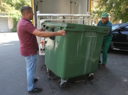 В Киеве мусорные контейнеры будут мыть с помощью специальной техники, ФОТО