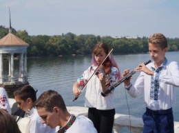 На Хортице популярная группа сняла клип с юными запорожскими талантами (ФОТО)