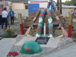 В «ЛНР» боевики поставили нелепый памятник погибшим сообщникам: изваяние рассмешило сеть (фото)