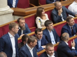 Рада приняла в первом чтении "оборонный" законопроект Президента