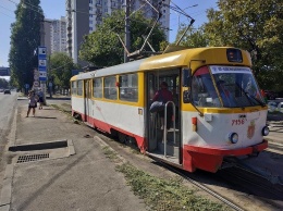 Трамвай и легковой автомобиль столкнулись утром в Одессе, - ФОТО