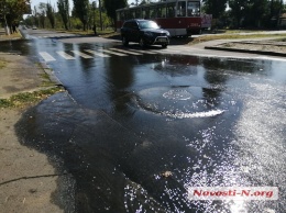 В центре Николаева масштабный потоп - по улицам течет водопроводная вода