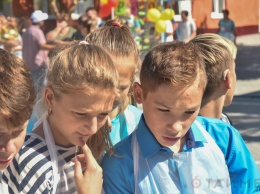 Воспитанники интерната для глухих детей рисуют новый мурал для Одессы