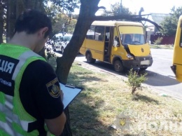 В Херсоне полиция устанавливает обстоятельства столкновения двух маршруток на улице Университетской