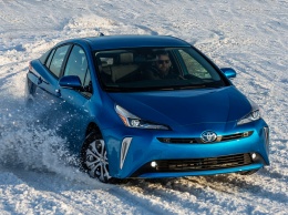 Toyota добавила «базовому» Prius системы безопасности и Apple CarPlay