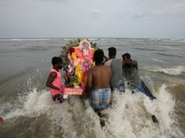 Индусы пытались утопить статую бога и умерли