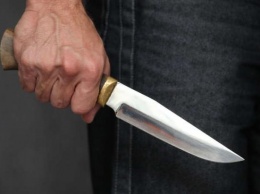 Бил ножом в живот и шею: в Одессе мужчина пытался убить жену в лифте