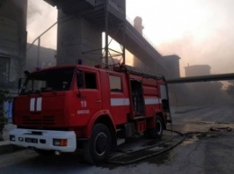 Под Николаевом горит цементный завод (фото)