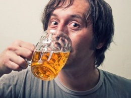 Медики объяснили, что «пивной живот» растет не от пива