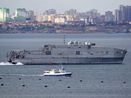 В Черное море снова зашел десантный катамаран США