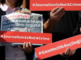 В Турции суд отменил приговоры пяти экс-сотрудникам оппозиционной газеты Cumhuriyet