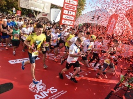 Бегуны и динозавр: в одесском марафоне приняли участие около трех тысяч спортсменов (фото)