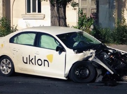 В Киеве возле кладбища внедорожник протаранил такси - пострадал ребенок