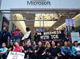 В США задержали 76 человек, устроивших сидячую забастовку возле магазина Microsoft