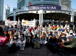 Протесты во Франкфурте: активисты блокировали главный вход на автосалон IAA (фото)