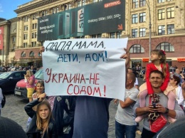 Радикалы в Харькове напали на участников гей-парада и забросали яйцами колонну. Видео