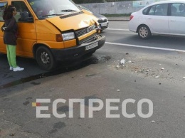 В Киеве микроавтобус въехал во внедорожник на светофоре