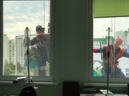 В Беларуси альпинисты вымыли окна центра детской онкологии в костюмах супергероев (ФОТО, ВИДЕО)