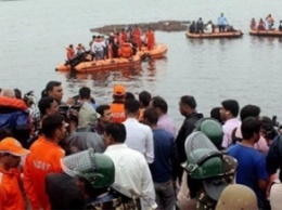 В Индии перевернулась лодка с туристами: 12 жертв