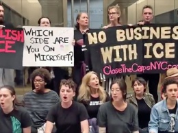 Протестующие добились временного закрытия флагманского магазина Microsoft в Нью-Йорке